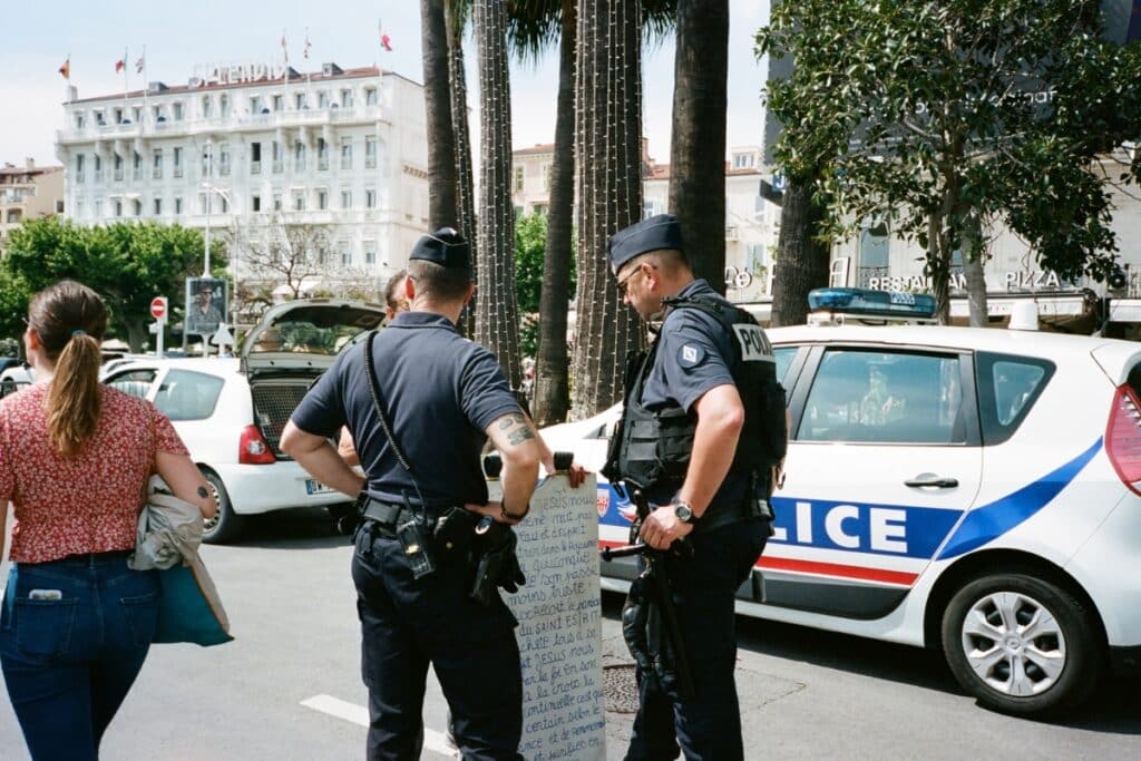 police attaque