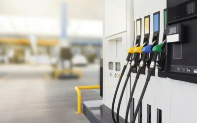 Le litre d’essence frôle les 2 € : impacts et réactions des automobilistes